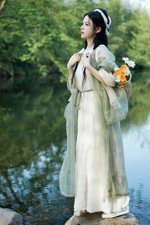 超薄白丝班长自慰流白浆