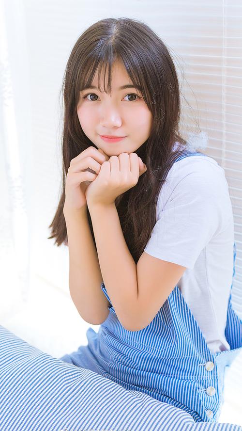 一边吻一边摸进内裤里动漫