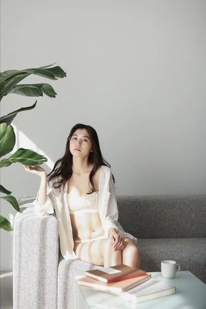 男生怼桃子流牛奶