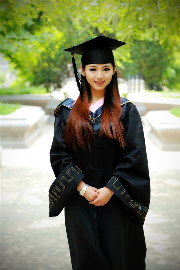 她在丈夫面前被侵犯