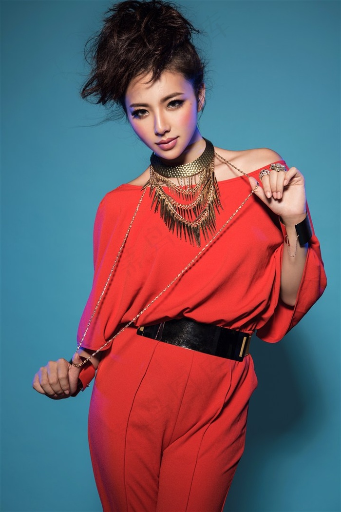 乳胶衣后开到腰 裆部拉链好穿么